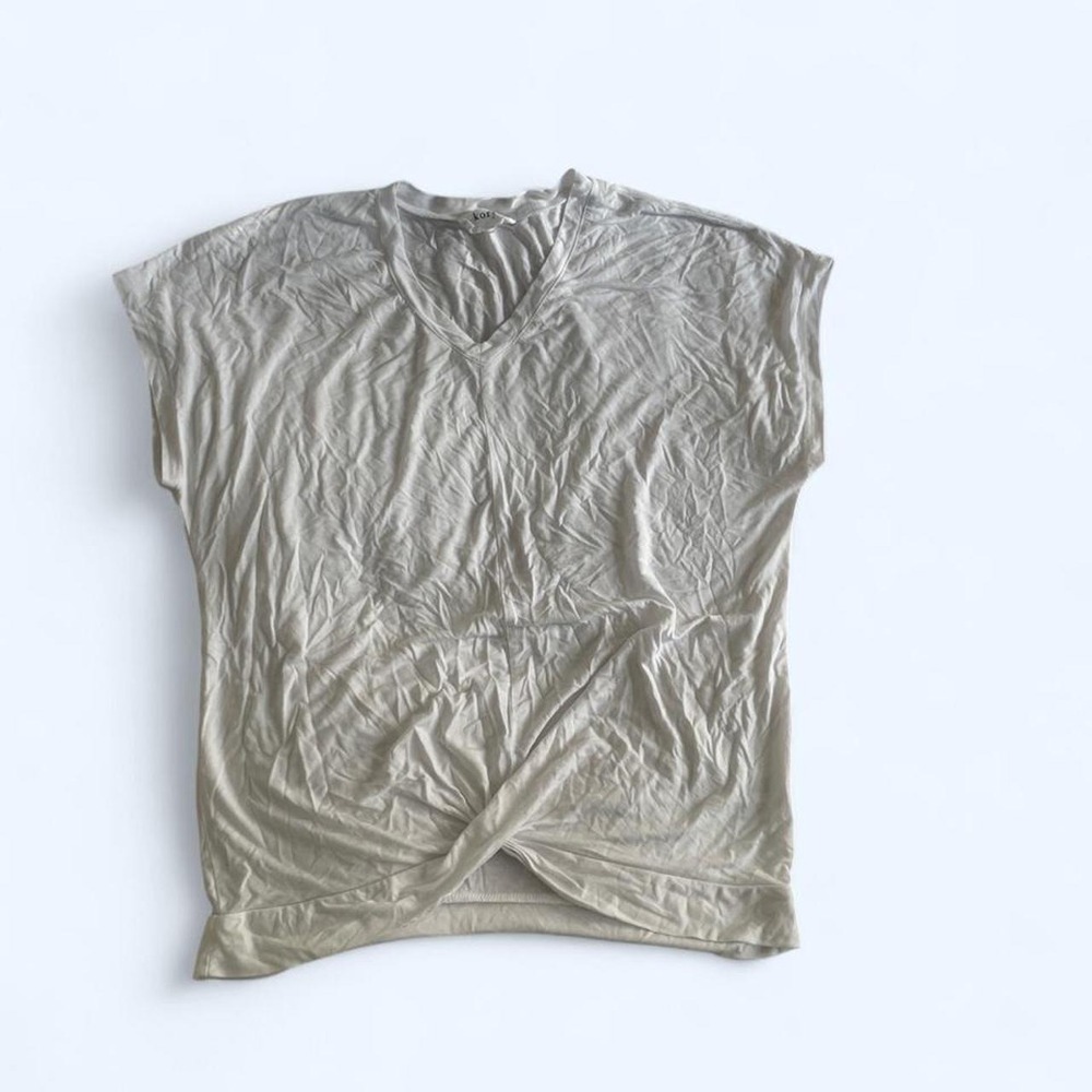 White v-neck relaxed fit top size S by Korey